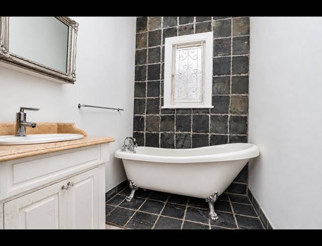 2.5 BEDROOM APARTMENT FOR SALE IN ESSENWOOD